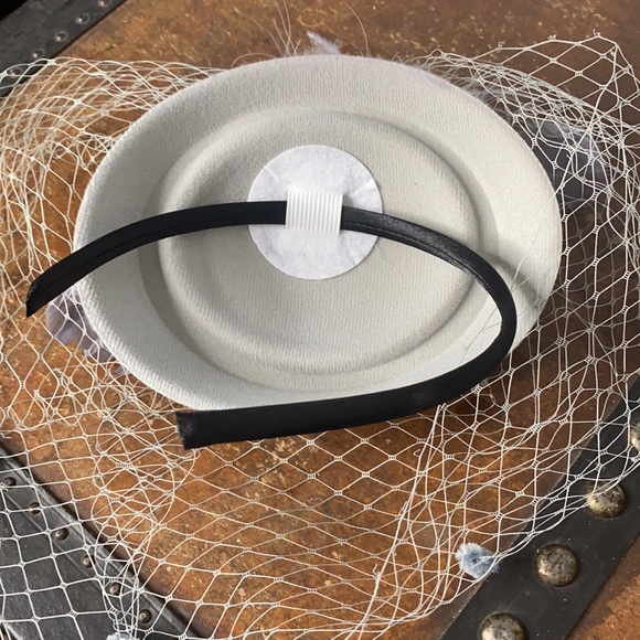 . Vintage Fascinator Hat Hair Piece with Feather and Veil - Picture 5 of 8